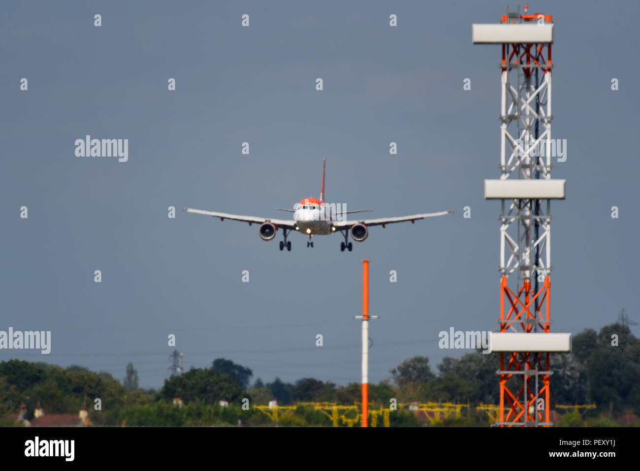 EasyJet Airbus Landung am Flughafen London Southend mit ILS hang Glide Turm landing system Masten. Instrument Landing System Infrastruktur Stockfoto