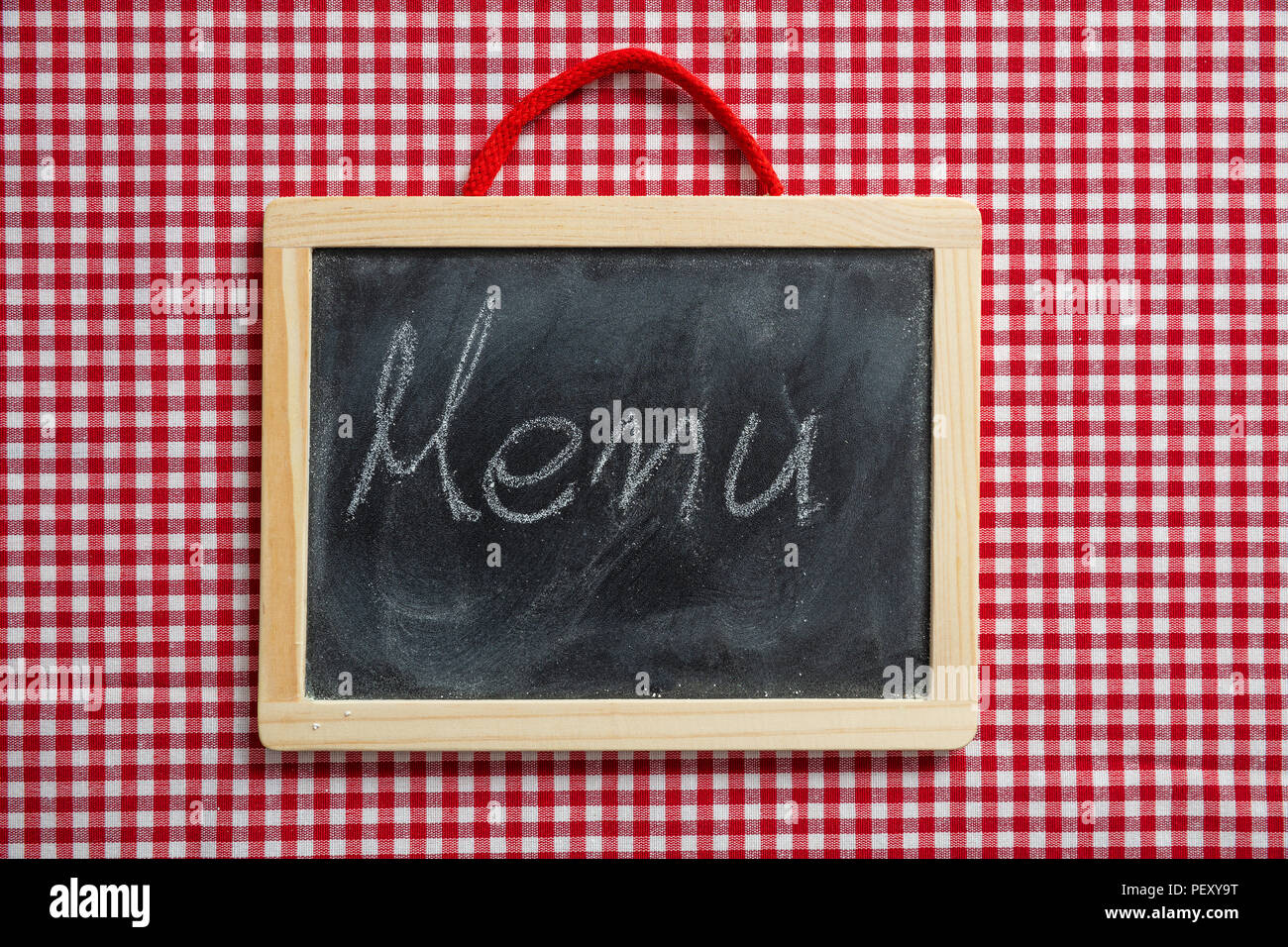 Menü Konzept. Tafel mit handschriftlichen Text Menü, rot kariert Picknick Tischdecke Stockfoto