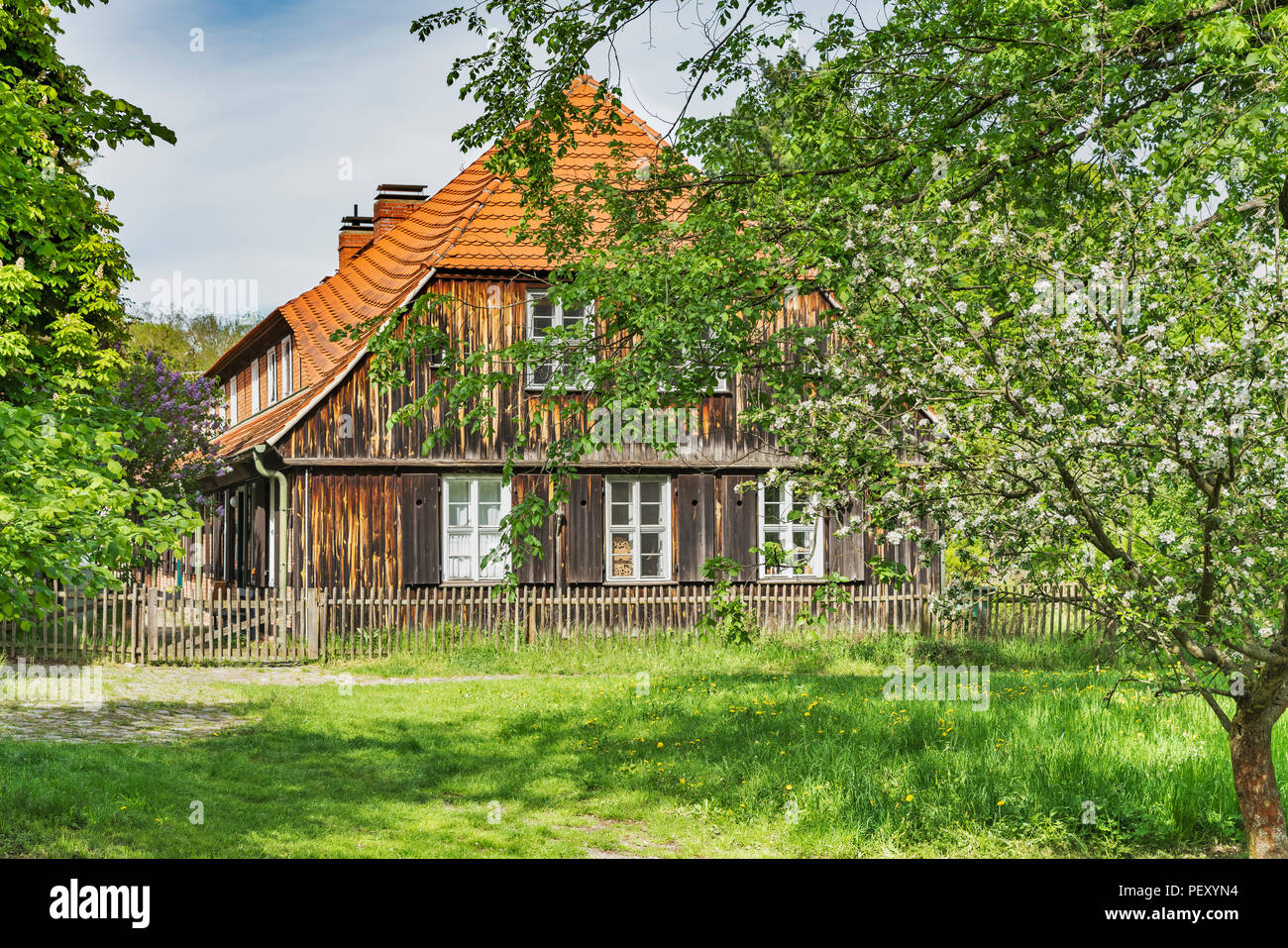 Altes Haus im Museumsdorf Baruther Glashütte. Glashütte ist in der Stadt Baruth/Mark, Landkreis Teltow-Fläming, Brandenburg, Deutschland Stockfoto