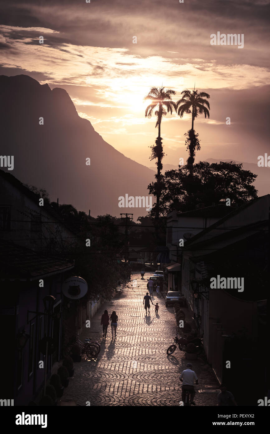 Morrentes, Parana, Brasilien - 28. Juli 2018: Sonnenuntergang um 16:59:28 In der historischen Stadt Parana. Auf der linken Seite den Paraná-Peak. Stockfoto