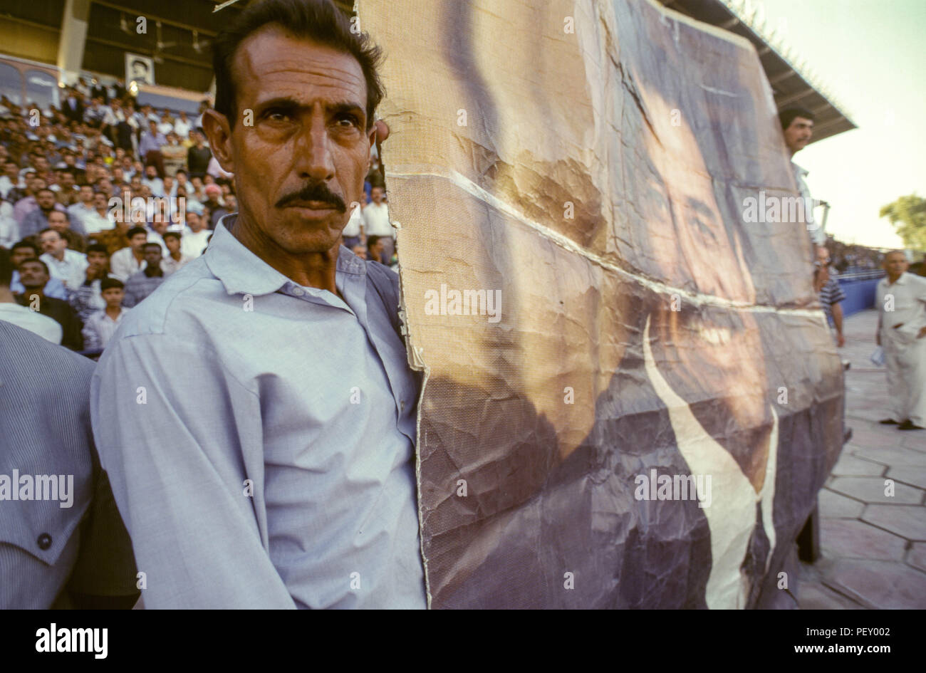 Bagdad, Irak - 11. Oktober 1995 - Im Vorfeld der Abstimmung, ein Fußball-Spiel von Uday Hussein, zwischen Iraq-Qatar in Bagdad Stadion verdoppelt als Verherrlichung von Saddam, wo Demonstrationen und Kundgebungen in den Strassen von Bagdad zur Unterstützung Saddam Husseins im Vorfeld der 15. Oktober Präsidentschaftswahlen Referendum, in dem die einzigen Kandidaten (Saddam Hussein) ist auf dem Stimmzettel gefragt "möchten Sie von Präsident Saddam Hussein, Präsident der Republik zu genehmigen? Von Irakischen finden es schwieriger zu pflegen, um einen angemessenen Lebensstandard aufgrund der strengen UN-Sanktionen während der auferlegt Stockfoto