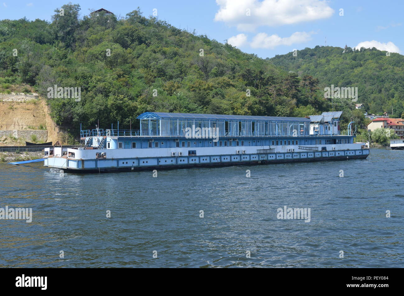 Boot, das am Ufer der Donau Stockfoto
