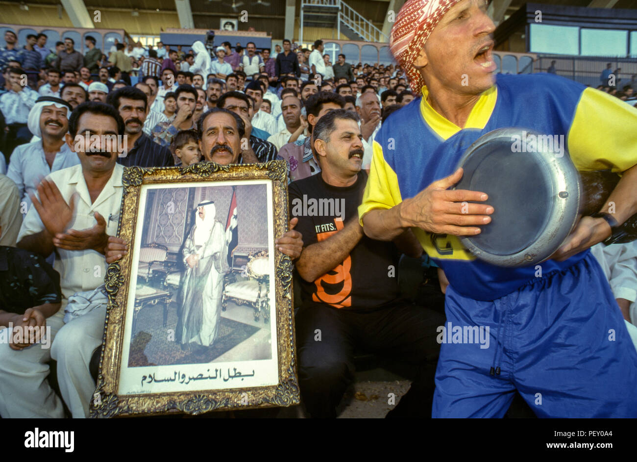 Bagdad, Irak - 11. Oktober 1995 - Im Vorfeld der Abstimmung, ein Fußball-Spiel von Uday Hussein, zwischen Iraq-Qatar in Bagdad Stadion verdoppelt als Verherrlichung von Saddam, wo Demonstrationen und Kundgebungen in den Strassen von Bagdad zur Unterstützung Saddam Husseins im Vorfeld der 15. Oktober Präsidentschaftswahlen Referendum, in dem die einzigen Kandidaten (Saddam Hussein) ist auf dem Stimmzettel gefragt "möchten Sie von Präsident Saddam Hussein, Präsident der Republik zu genehmigen? Von Irakischen finden es schwieriger zu pflegen, um einen angemessenen Lebensstandard aufgrund der strengen UN-Sanktionen während der auferlegt Stockfoto