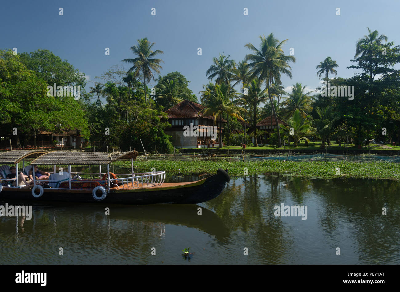Unbekannte ausländische Touristen genießen ihren Urlaub, indem sie Ausflüge durch die Kanäle hinter dem Wasser vorbei. Stockfoto