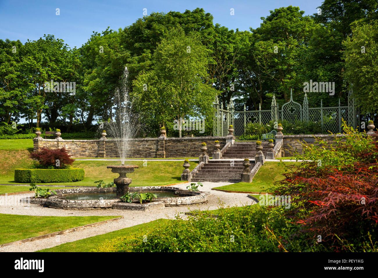 England, Cornwall Padstow, Prideaux Place, Garten, Brunnen und neuen Gitter Stockfoto