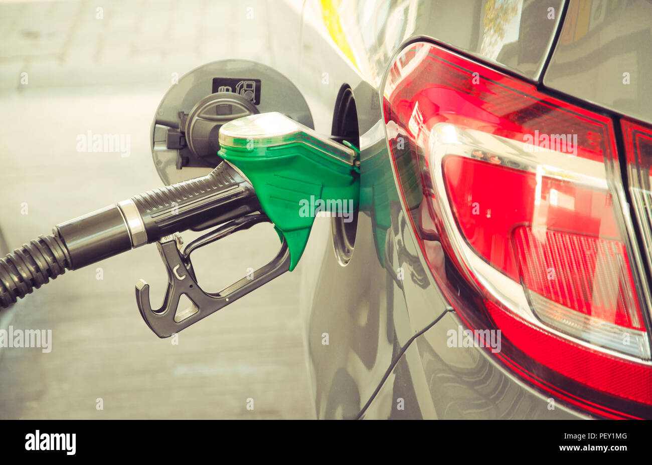 Auto tanken an der Tankstelle. Konzept Foto für Kraftstoffe (Benzin, Diesel, Ethanol) in Verbrennungsmotoren, Luftverschmutzung und Umwelt Stockfoto