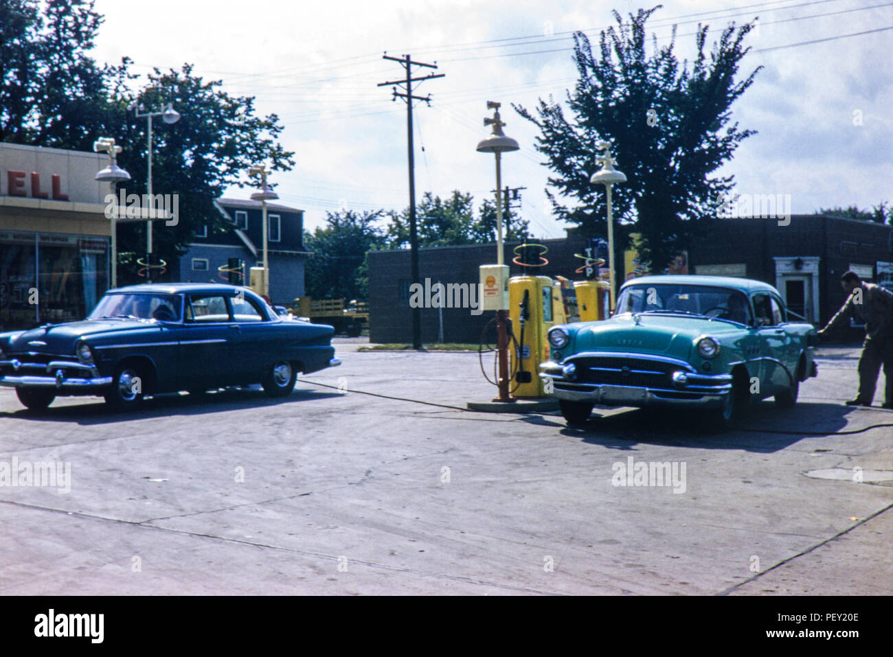 Füllen ein Buick Auto an den Pumpen. Shell Gas Station, an einem unbekannten Ort in den USA Stockfoto