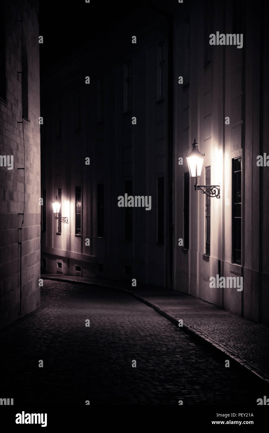 Alten Laternen Beleuchtung Einer Dunklen Gasse Mittelalterliche Strasse In Der Nacht In Prag Tschechische Republik Monochromatische Foto Im Hochformat Stockfotografie Alamy