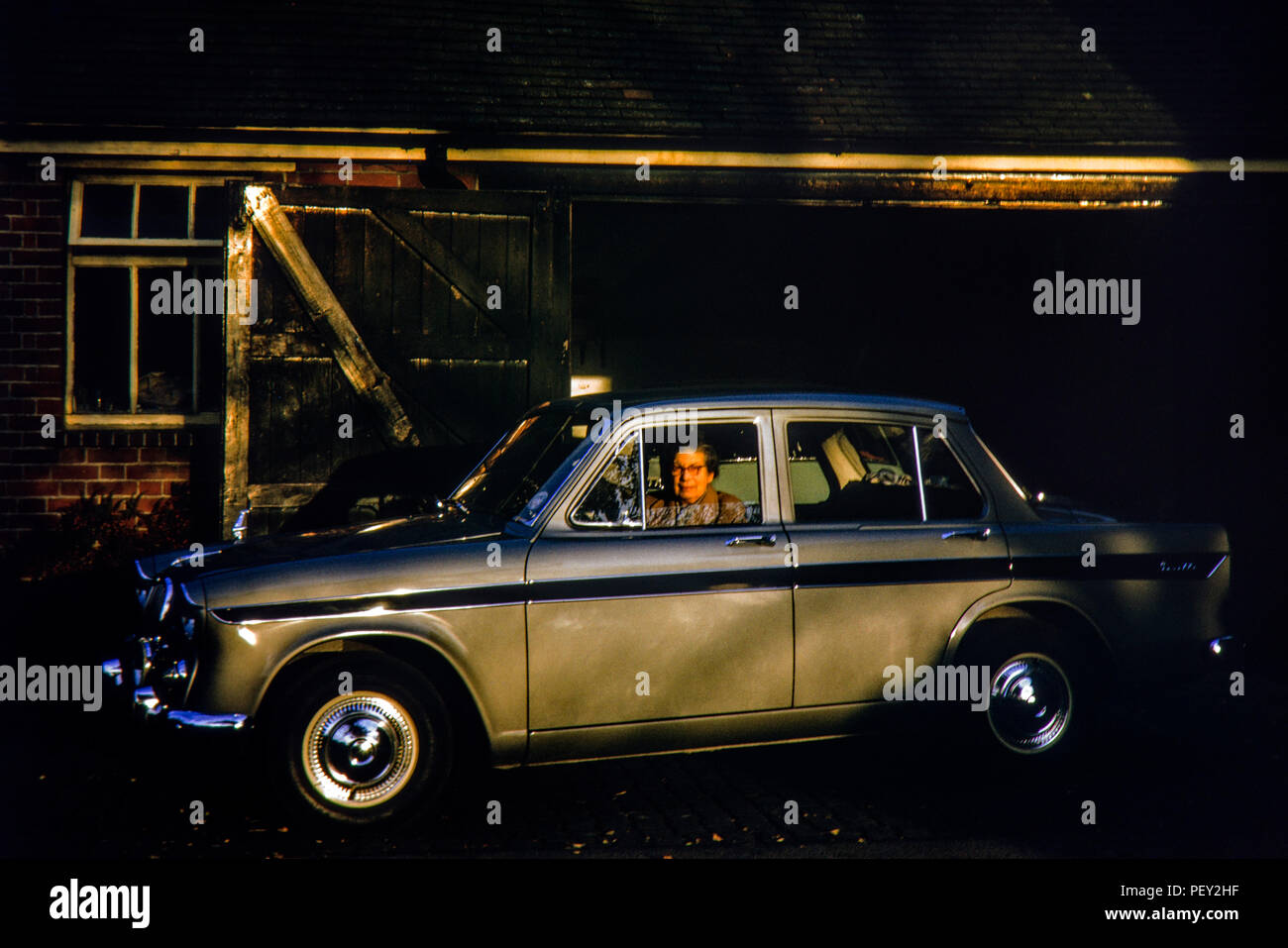 Ein Besitzer eines neuen Singer Gazelle VI nimmt Stolz ein Bild in der Abendsonne. Der Wagen war neu im Oktober 1965 und die Registrierung war JPJ 79C Stockfoto