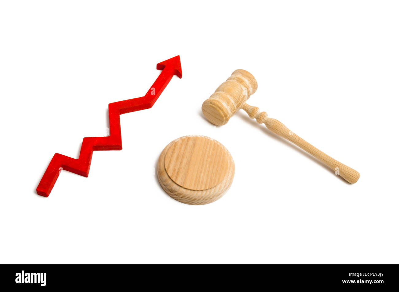 Judge's Hammer und der Pfeil nach oben zeigt. Das Konzept der Erhöhung der Zahl der Menschen appelliert an das Gericht. Wachstum der Freisprüche/Überzeugungen. T Stockfoto