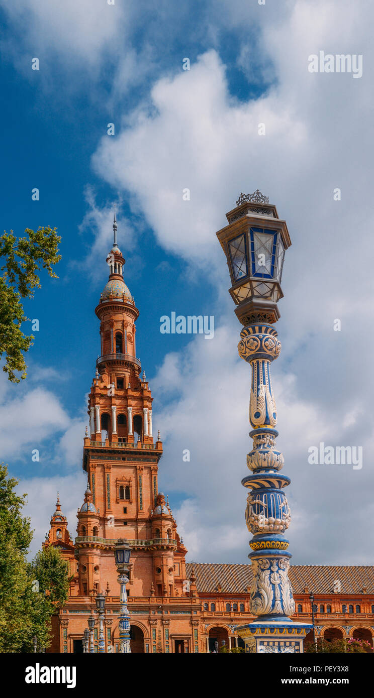 Sevilla Spanien - 15. Juli 2018: Gegenüberstellung von blau und weiß Keramik Azulejo Kacheln gegen eine der barocken Sandstein Turm an der Plaza de Espana in Stockfoto