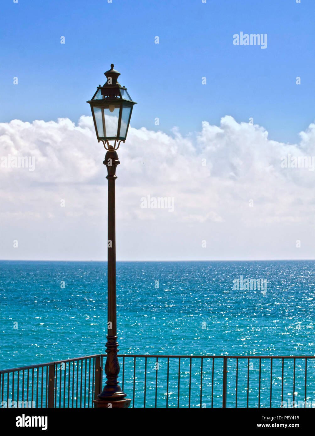 Ligurische Meer, klare blaue Wasser von einer Uferpromenade in einem hellen Tag des Sommers Stockfoto