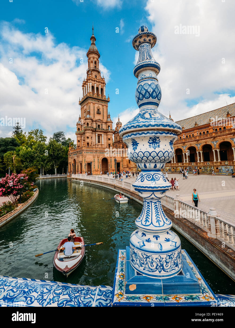 Sevilla Spanien - 15. Juli 2018: Gegenüberstellung von blau und weiß Keramik Azulejo Kacheln gegen eine der barocken Sandstein Turm an der Plaza de Espana in Stockfoto