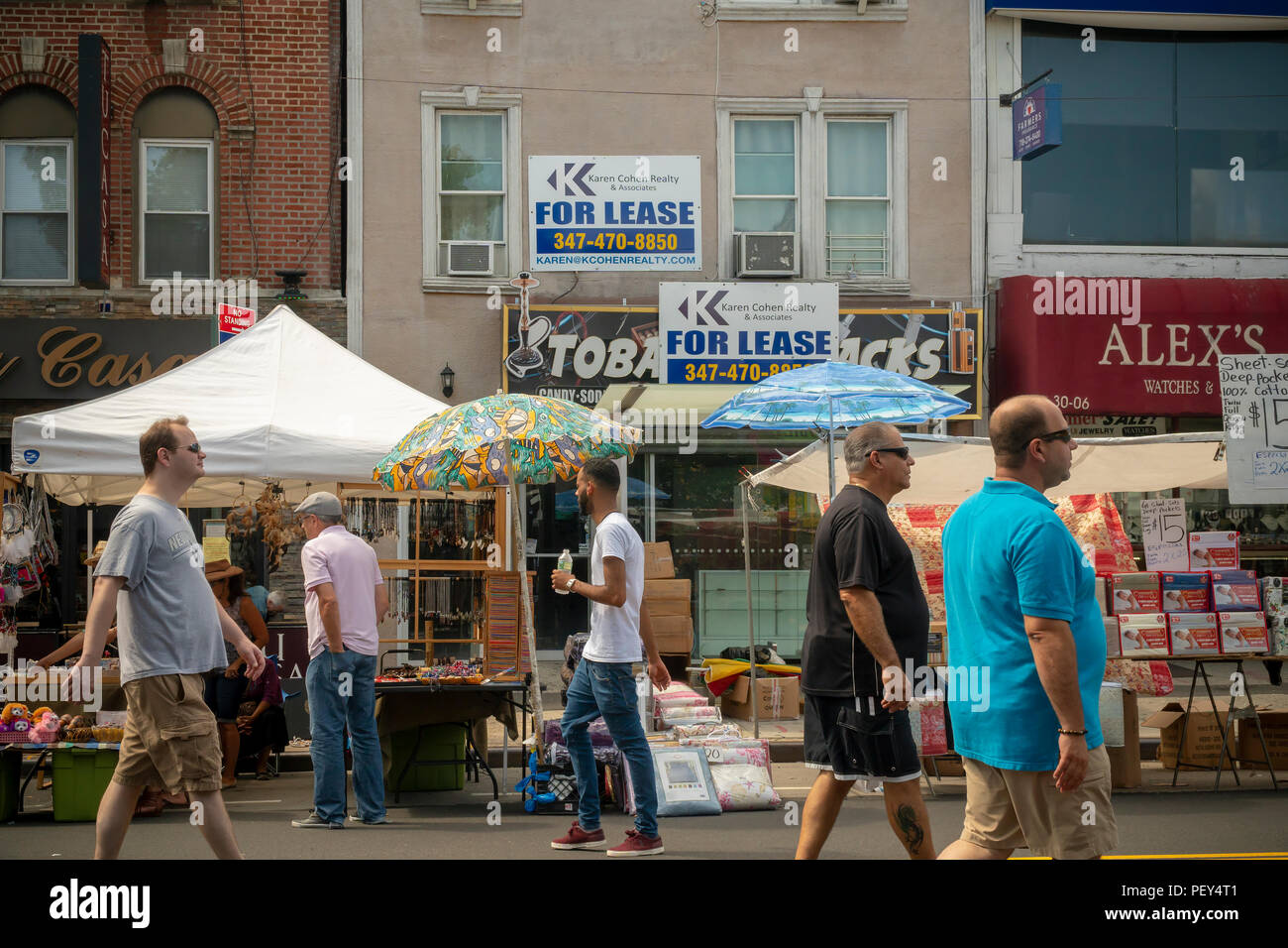 Ein Schaufenster für Miete auf Besetzt Steinway Street im Astoria Stadtteil Queens in New York am Sonntag, 12. August 2018. (© Richard B. Levine) Stockfoto