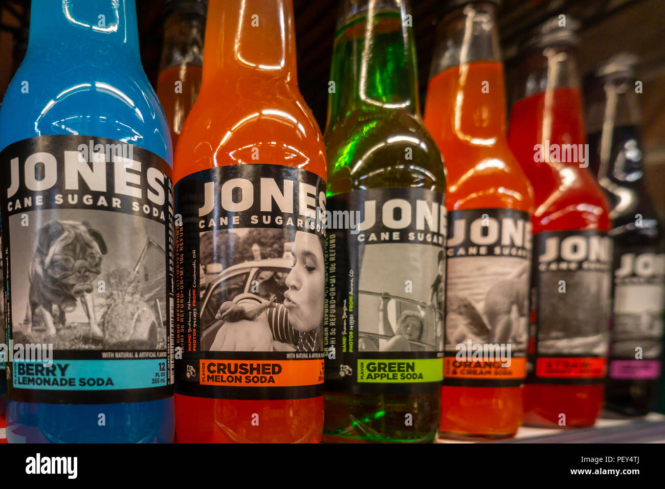 Flaschen von Jones Soda in einem Supermarkt in New York am Donnerstag, 9. August 2018. Die getränkehersteller ist geplant die vierteljährliche Ergebnis nach dem Ende des Marktes zu lösen. (Â© Richard B. Levine) Stockfoto