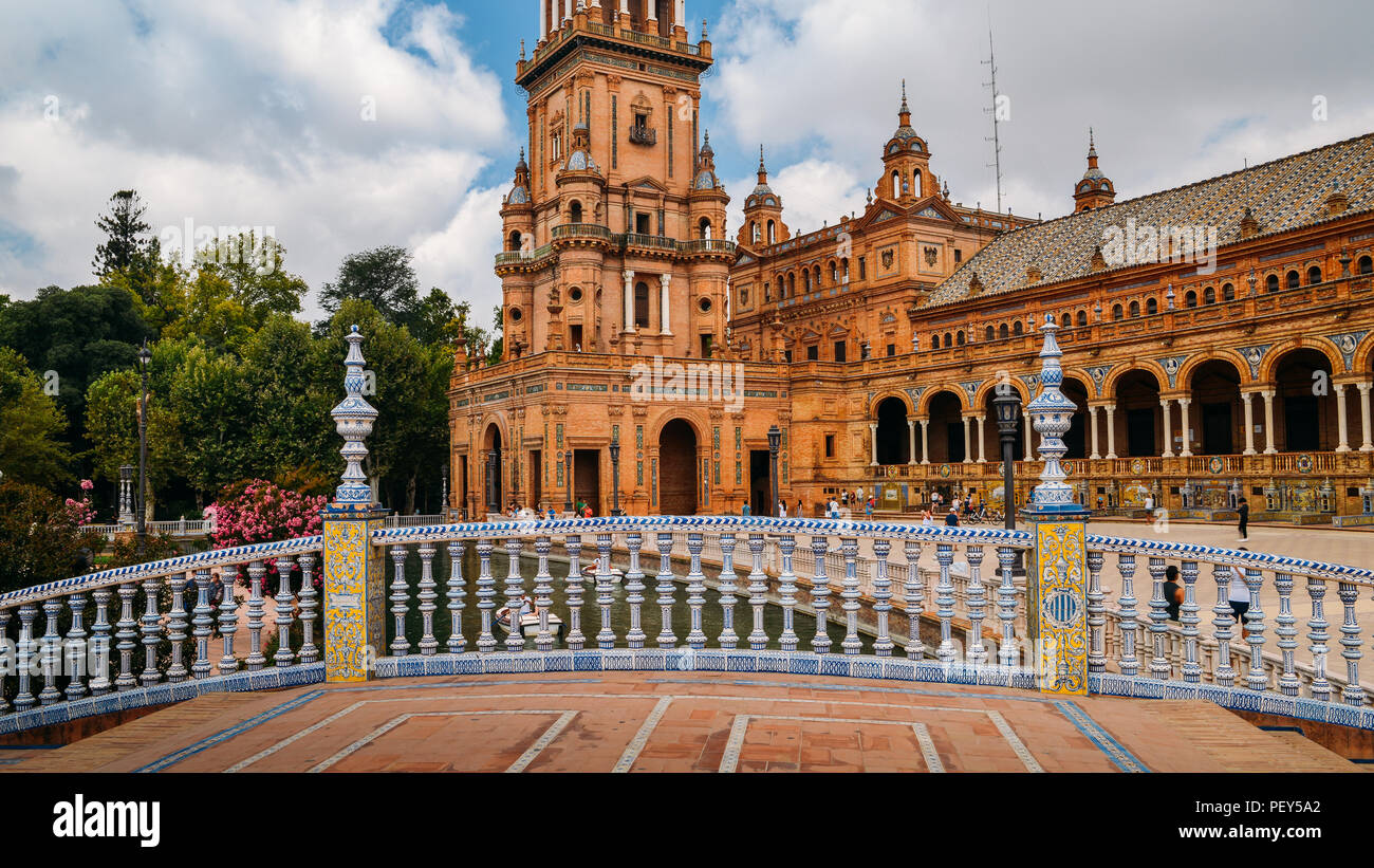 Sevilla, Spanien - 15. Juli 2018: Spanien Square, Plaza de Espana, in den öffentlichen Park Maria Luisa, in Sevilla. Es ist ein charakteristisches Beispiel für die Renaissa Stockfoto