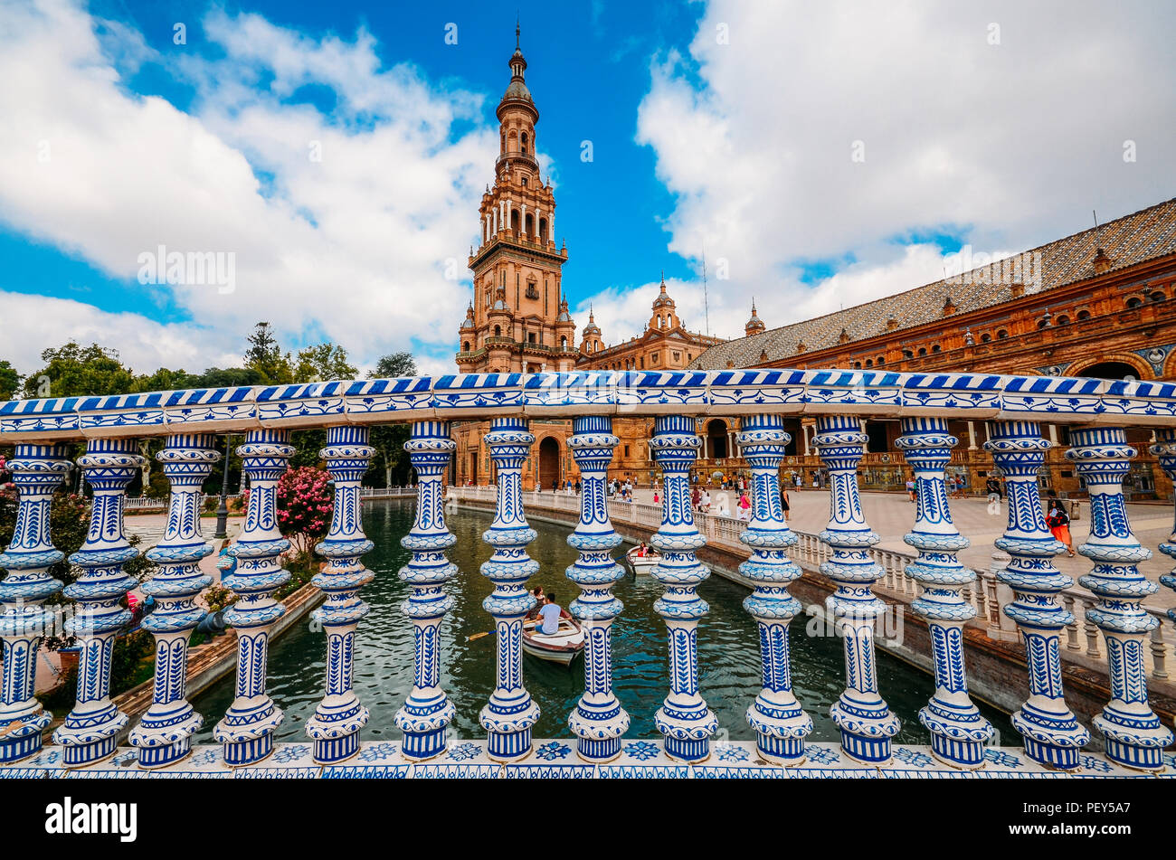 Sevilla, Spanien - 15. Juli 2018: Spanien Square, Plaza de Espana, in den öffentlichen Park Maria Luisa, in Sevilla. Es ist ein charakteristisches Beispiel für die Renaissa Stockfoto