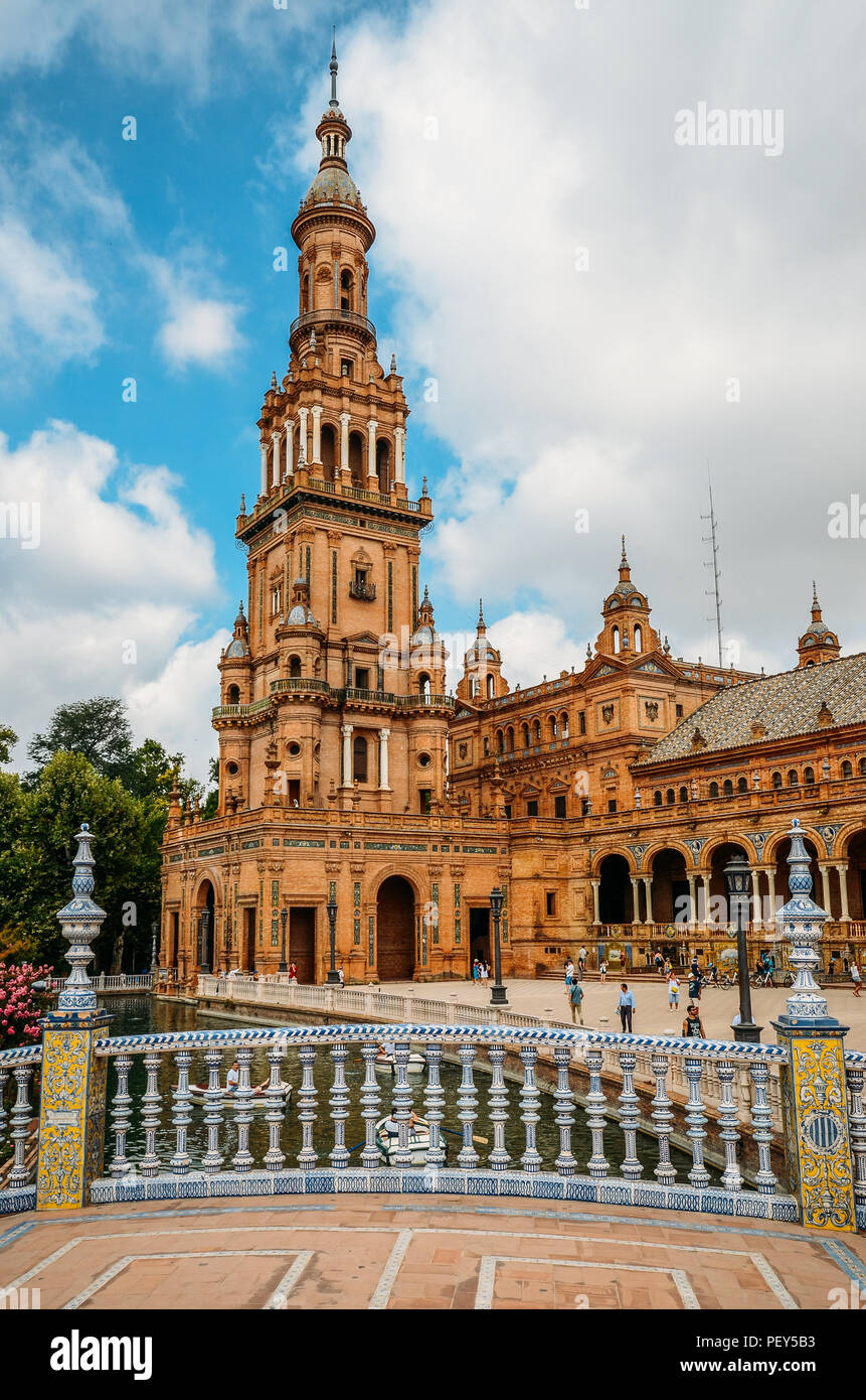 Sevilla, Spanien - 15. Juli 2018: Spanien Square, Plaza de Espana, in den öffentlichen Park Maria Luisa, in Sevilla. Es ist ein charakteristisches Beispiel für die Renaissa Stockfoto