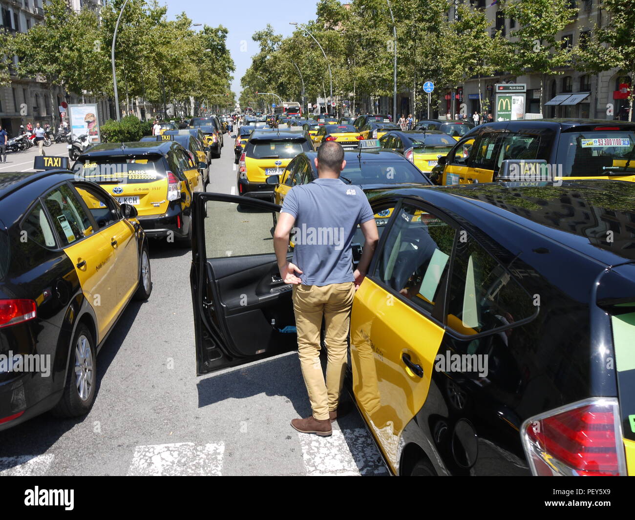 Taxis von Barcelona sammeln in einer ruhigen Straße in der Innenstadt gegen die neue Verordnung während der touristischen Saison zu protestieren Stockfoto