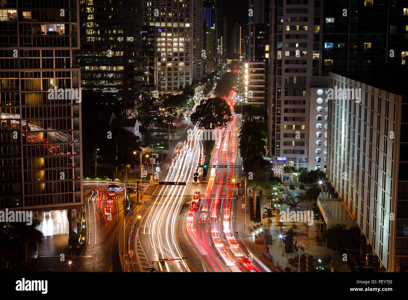 Lange Belichtung Foto von Miami High Street von Dach abends eingenommen. Stockfoto