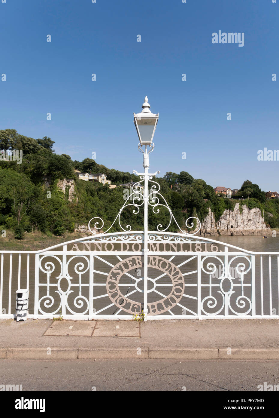 Lamp Post auf dem alten Wye Bridge Kennzeichnung Englisch walisischen Grenze, Chepstow, Monmouthshire, Wales, Großbritannien Stockfoto