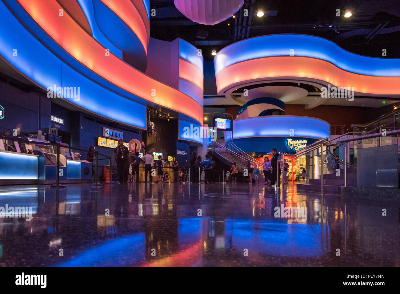 Die zentrale plaza des Georgia Aquarium verfügt über eine farbenfrohe Wellenwand, die langsam und ständig wechselnde Farben aufweist. Georgia Aquarium Atlanta, Georgia Stockfoto