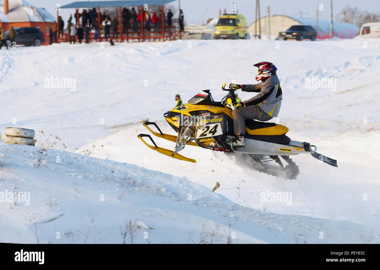 In Tjumen, Russland - Dezember 26. 2009: Sport snowmobile Racing auf Meisterschaft des Urals Region. Sportler auf Motorschlitten am Anschluss Stockfoto