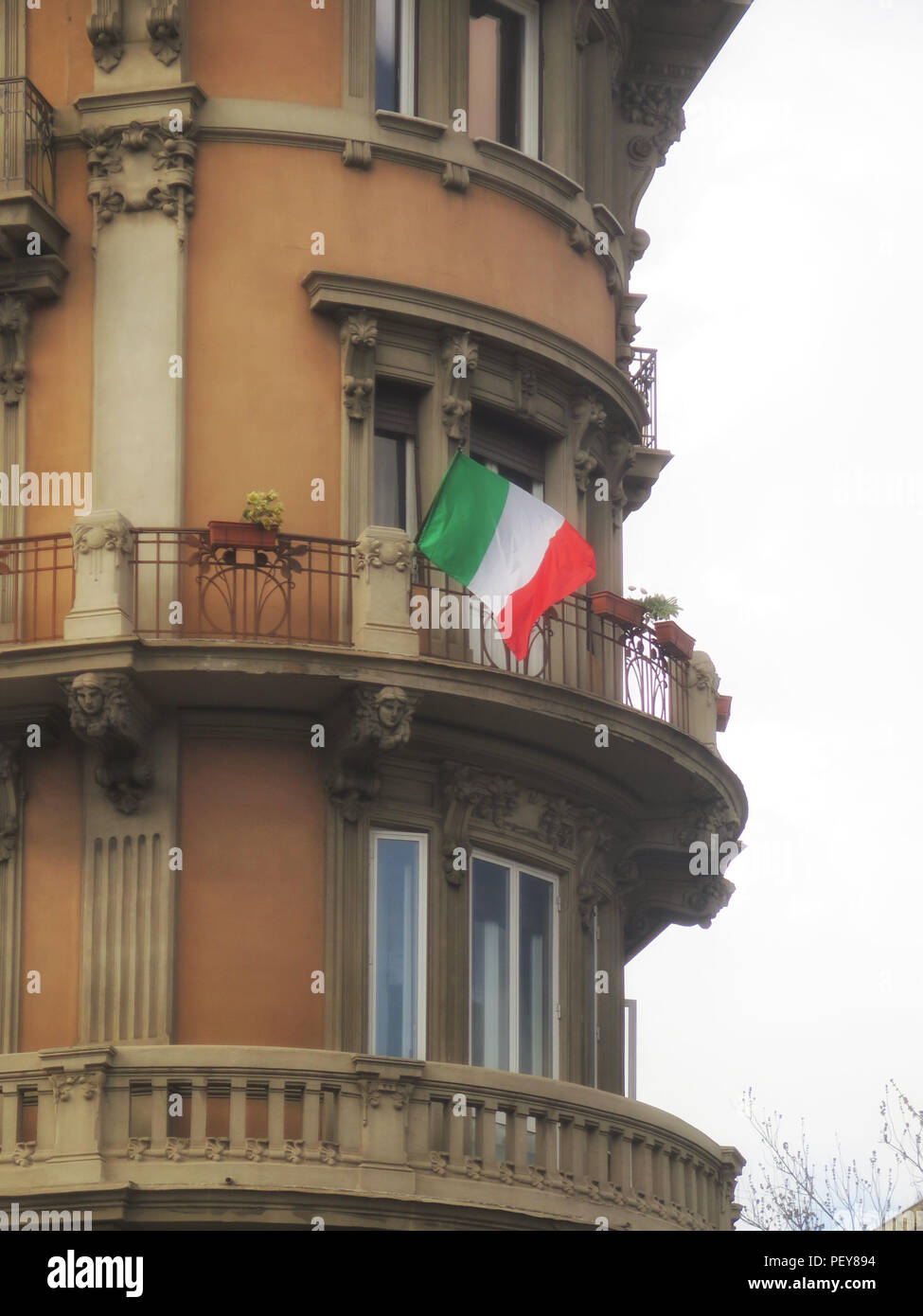 Balkon in Rom mit italienischer Flagge angezeigt Stockfoto