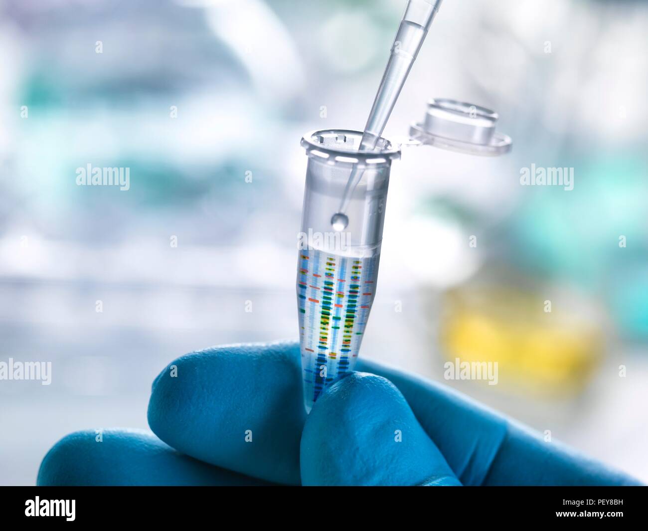 Das zusammengesetzte Bild von DNA (Desoxyribonukleinsäure) Prüfergebnisse eines Eppendorf Röhrchen mit einer DNA-Probe. Stockfoto