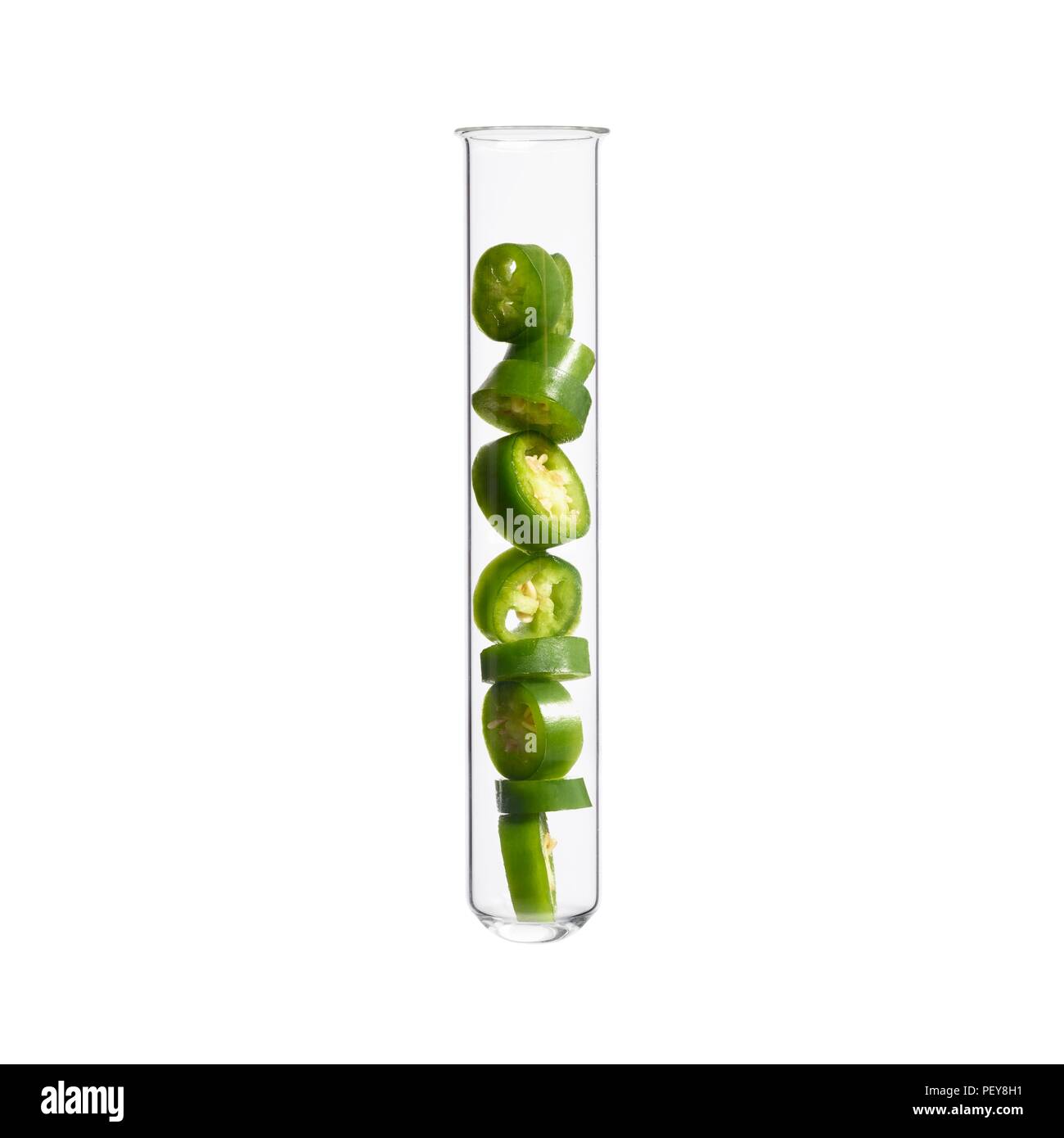 Grüne Chili im Reagenzglas, Studio gedreht. Stockfoto