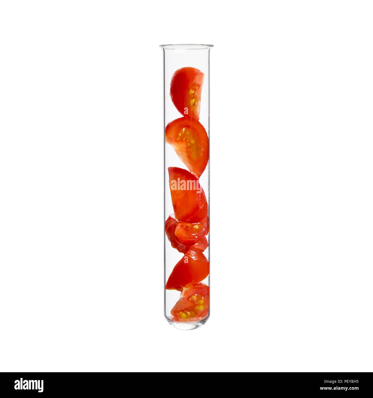 Tomaten im Reagenzglas, Studio gedreht. Stockfoto