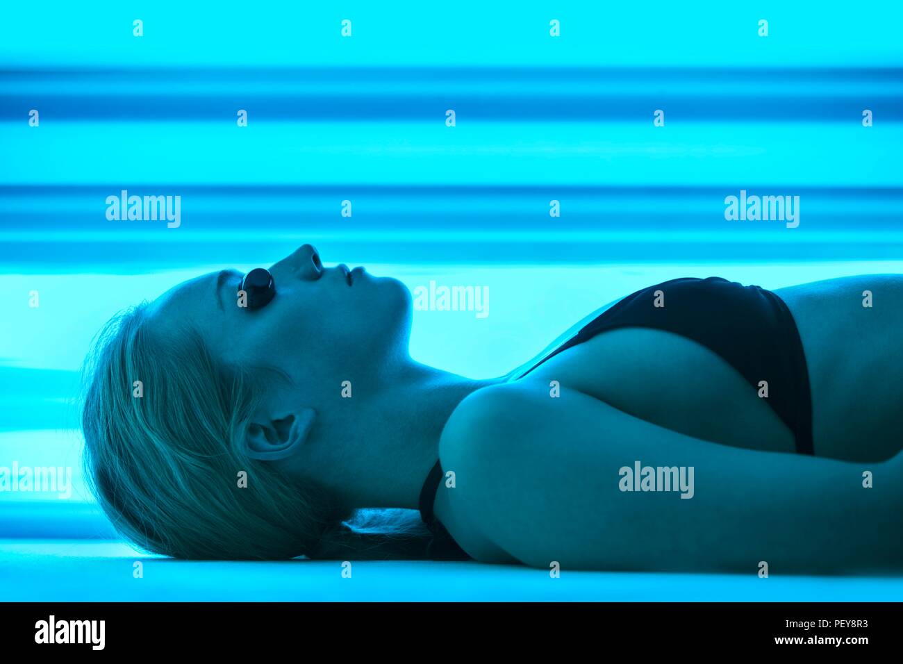 Frau tragen Schutzbrille Solarium. Stockfoto