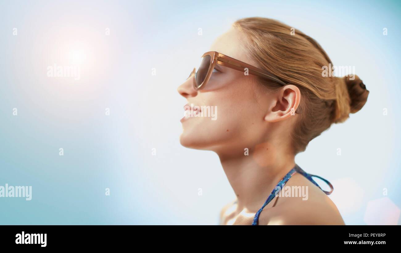 Frau Sonnenbrillen tragen, ein Lächeln auf den Lippen. Stockfoto