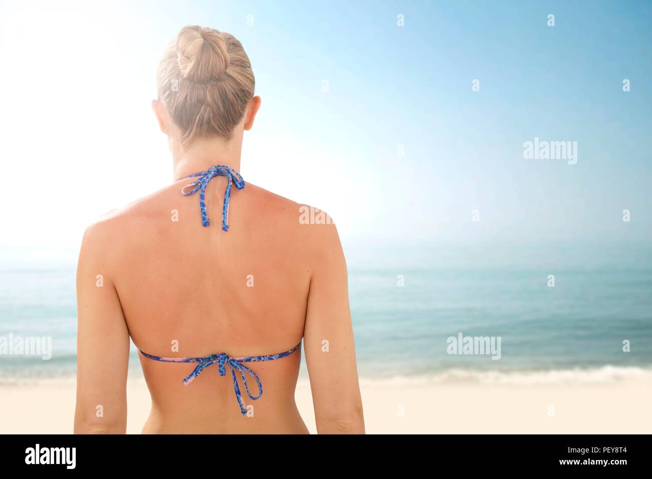 Frau am Strand, Ansicht von hinten. Stockfoto