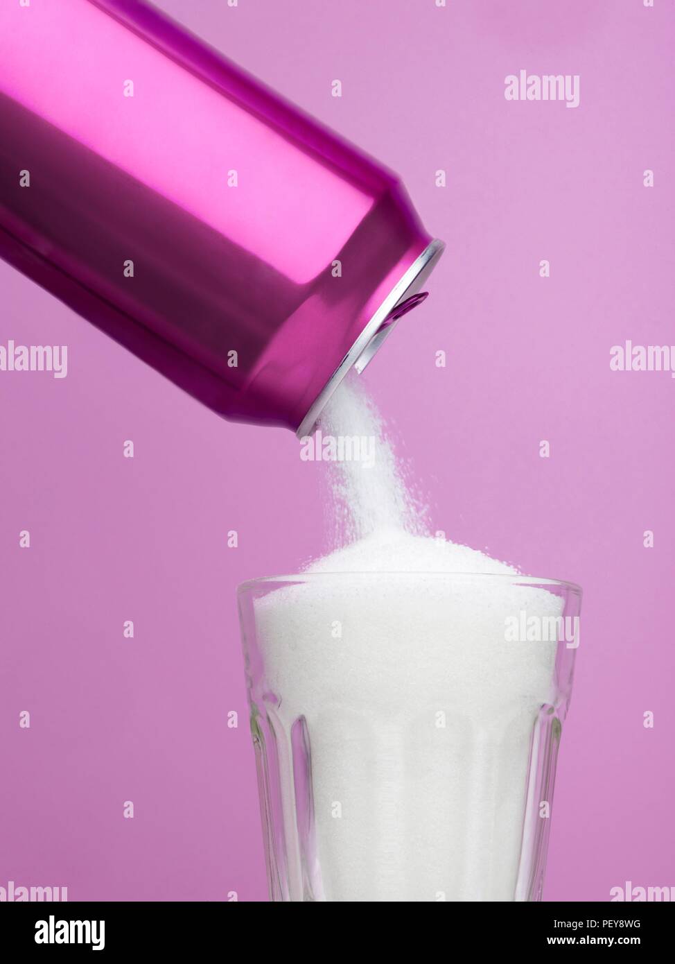 Zucker gießt aus einem Getränke können in ein Glas. Stockfoto