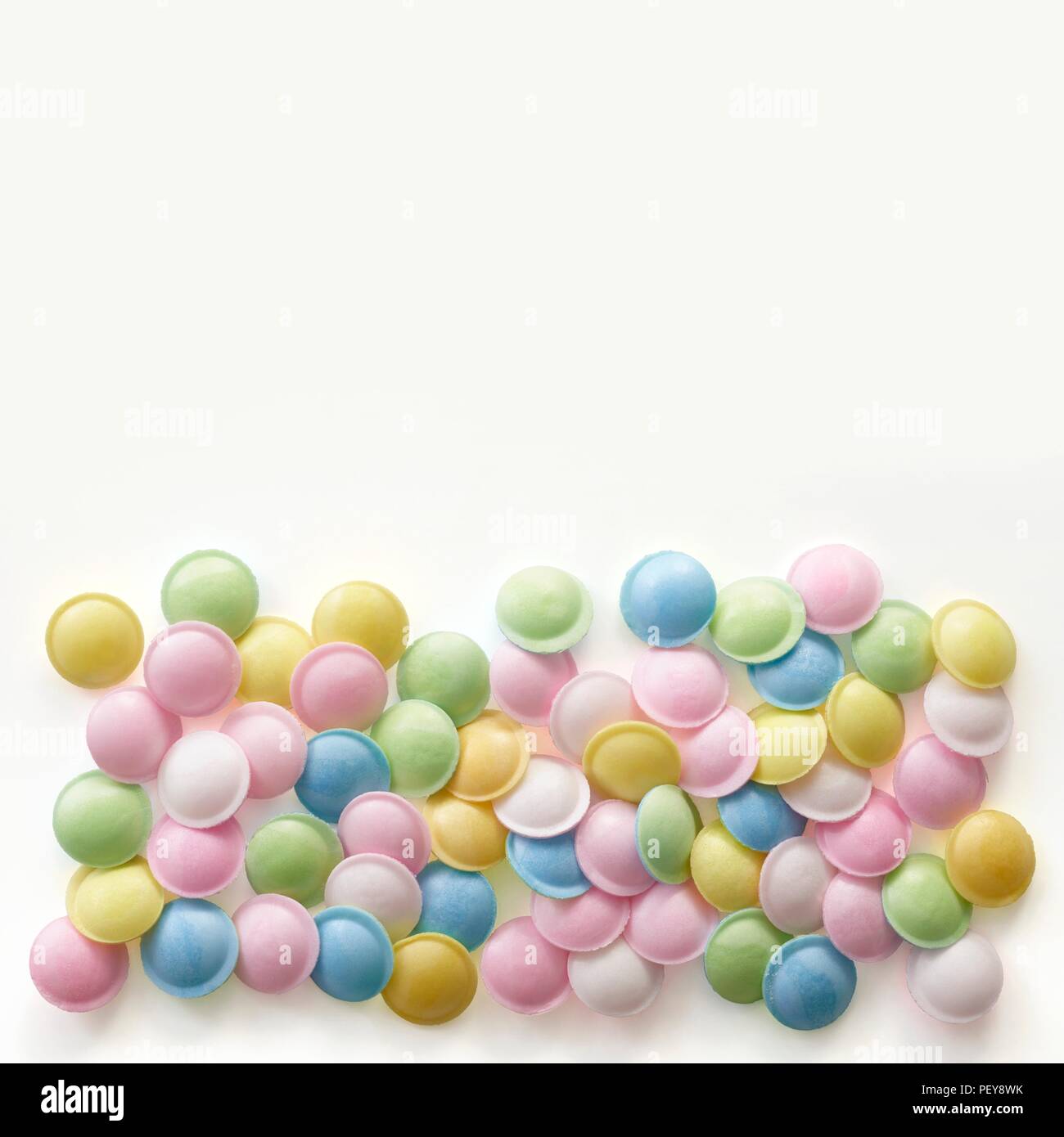 Pastellfarben Süßigkeiten vor einem weißen Hintergrund gefärbt. Stockfoto