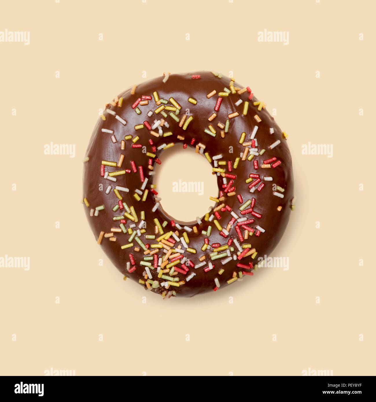 Schokolade Donut mit Zucker Litzen, Studio gedreht. Stockfoto