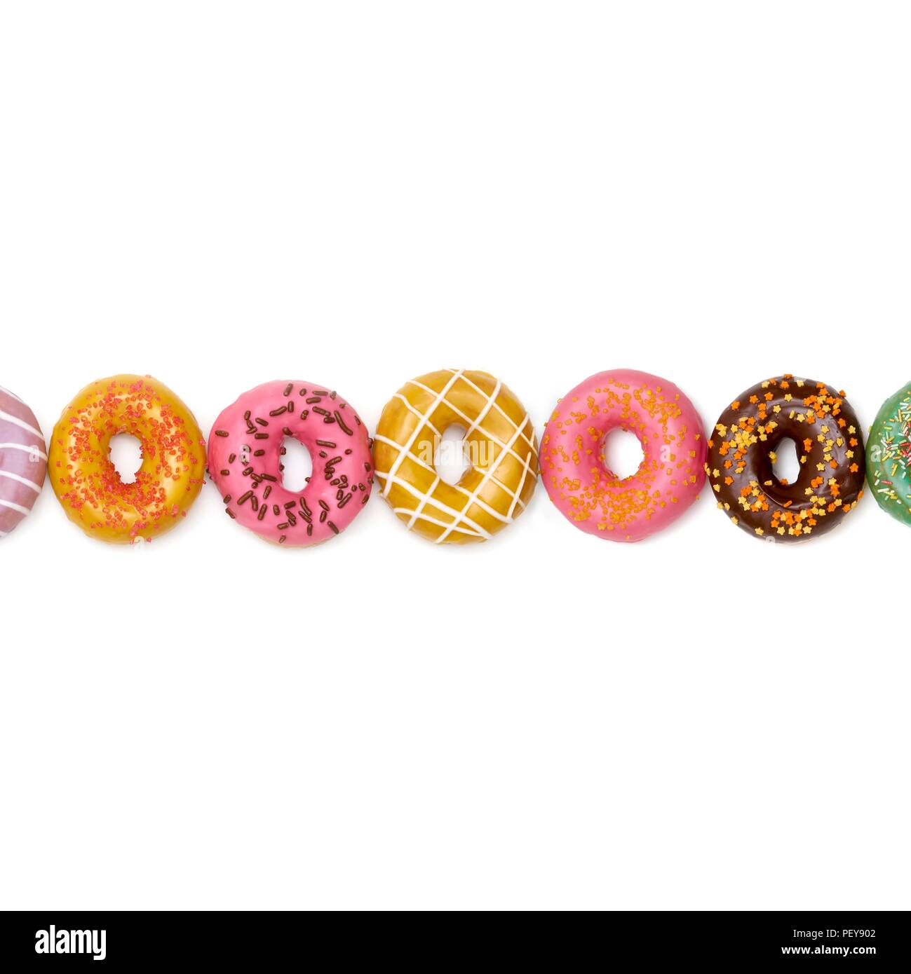 Bunte Donuts in einer Reihe, Studio gedreht. Stockfoto