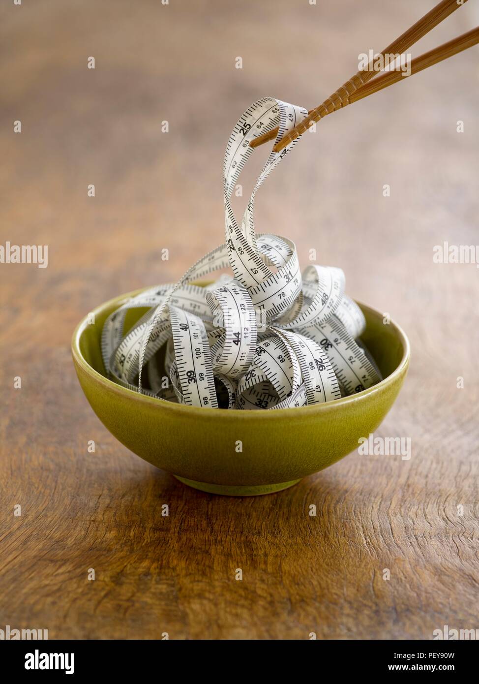Chinesisches Essen Schüssel mit Maßband. Stockfoto