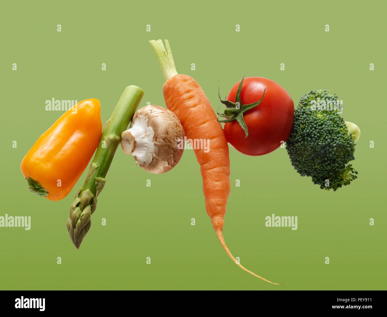 Frisches Gemüse in einer Reihe. Stockfoto
