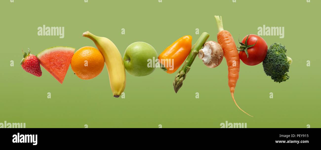 Frisches Obst und Gemüse in einer Reihe. Stockfoto