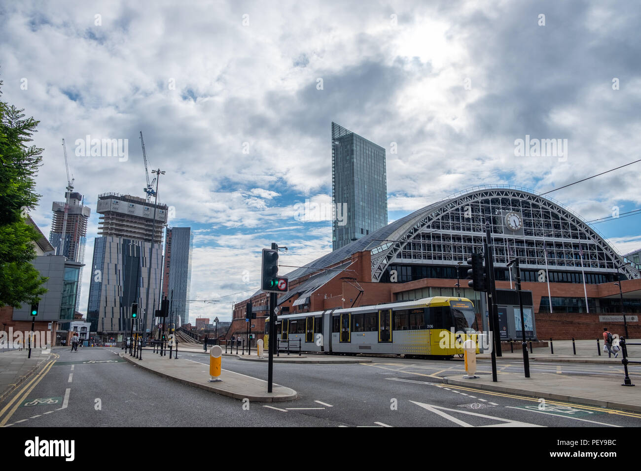 Manchester, Großbritannien - 21. Juli 2018: Die Manchester Central Convention Complex im Vordergrund und umfangreiche Bauarbeiten im Hintergrund. Stockfoto
