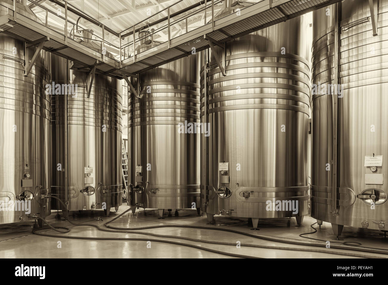 Wein Tanks in der Weinkellerei Produktionsbereich Stockfoto