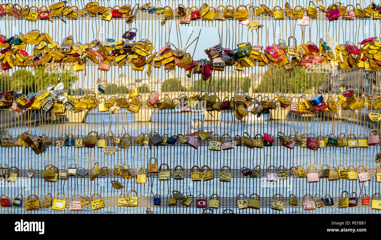 Liebe Schlösser der Pont de Solferino - Paris, Frankreich. Stockfoto