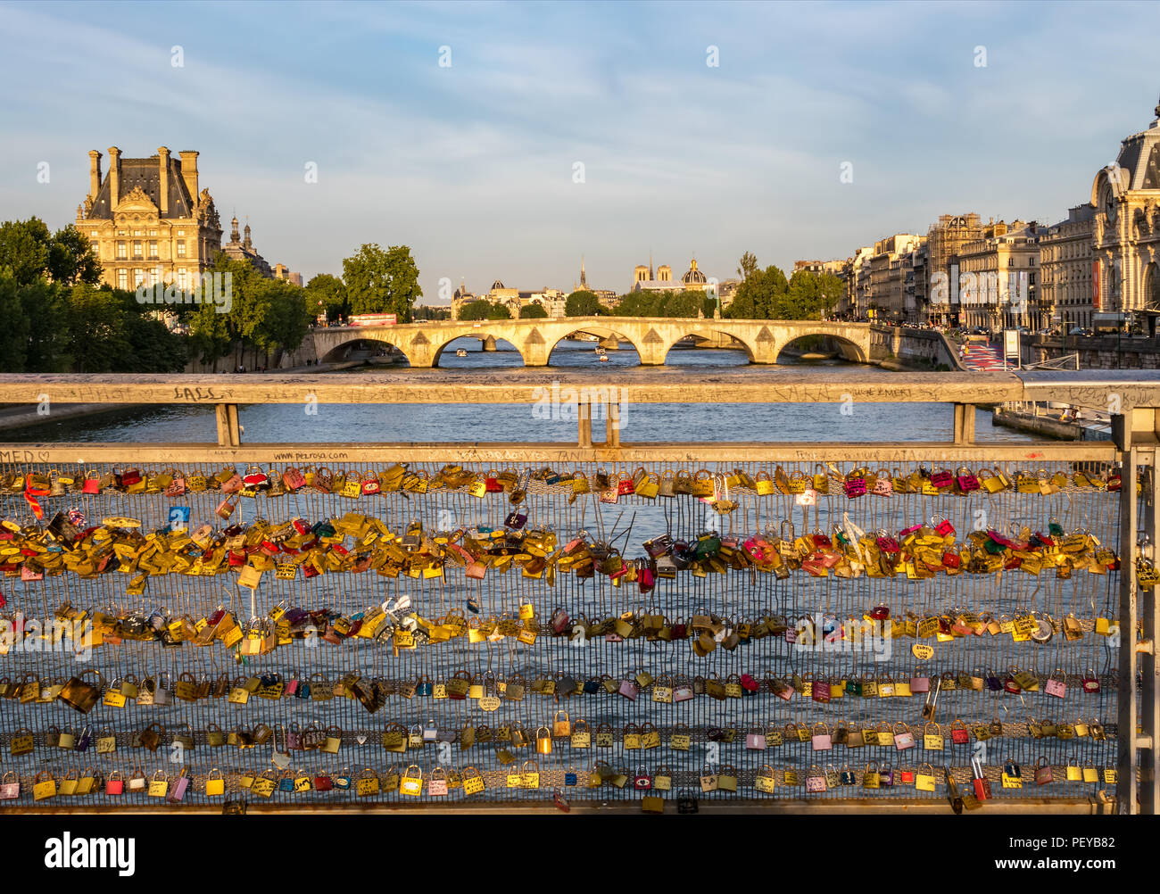 Liebe Vorhängeschlösser auf der Brücke Pont de Solferino - Paris, Frankreich Stockfoto