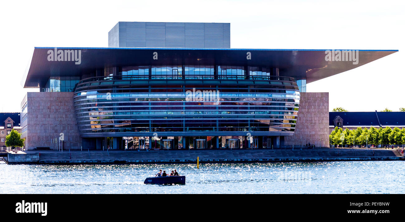 Die moderne Oper Kopenhagen ist die National Opera House von Dänemark auf Holmen der Insel und ist eines der teuersten Opernhäuser, die je gebaut wurde Stockfoto