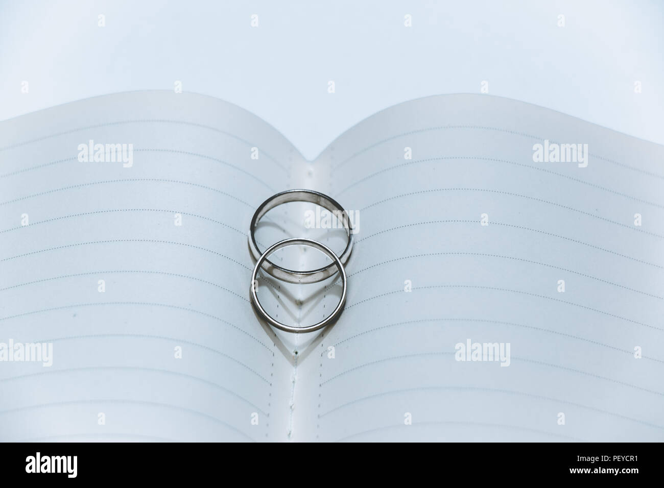 Herz Schatten der Hochzeit auf Center notebook Ring, Valentinstag, Hochzeitstag Stockfoto
