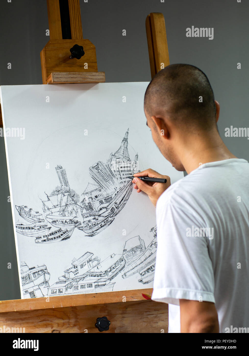 Closeup asiatische Künstler zeichnen schwarzen Kugelschreiber auf der  weißen Leinwand auf Staffelei, Konzeption Kunst über den Transport und die  Stadt Stockfotografie - Alamy