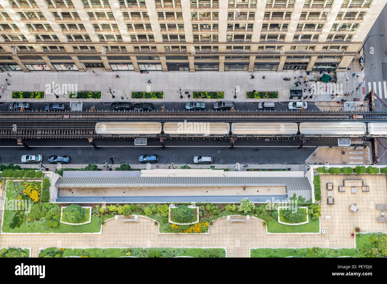 Luftaufnahme der Schnittpunkt der Wabash und Randolph in der Innenstadt von Chicago mit L-Zug vorbei. Stockfoto