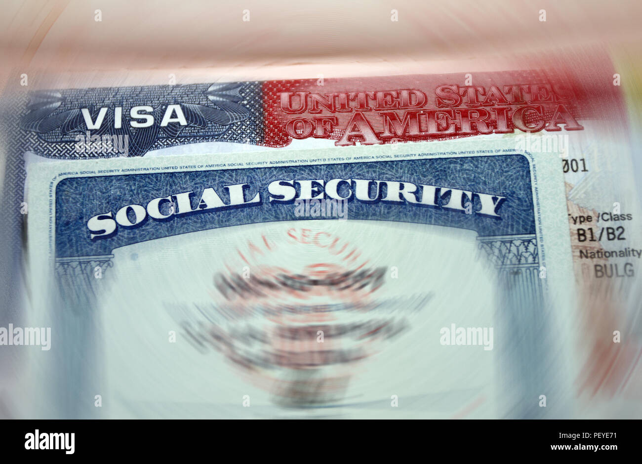 Das amerikanische Visum in ein verschwommenes Reisepass seite Hintergrund und Sozialversicherungsnummer persönliches Dokument. SSN - Sozialversicherungsnummer für in den USA live-s Stockfoto